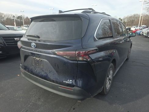 Used 2024 Toyota Sienna LE image 8