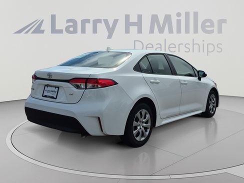 Used 2025 Toyota Corolla LE FWD image 5
