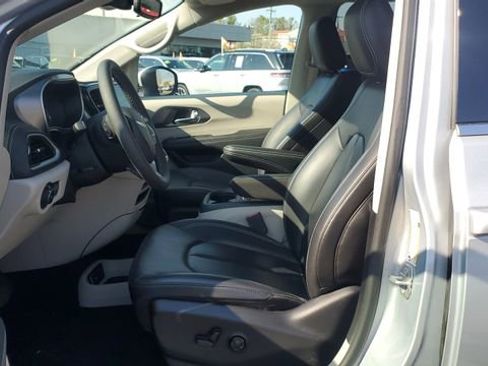 Certified 2023 Chrysler Pacifica Touring-L image 5