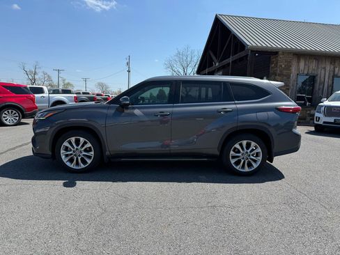 Used 2021 Toyota Highlander Limited image 3