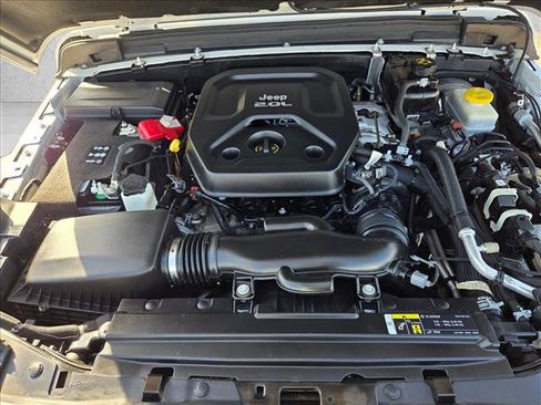 Used 2019 Jeep Wrangler Unlimited Sahara AWD/4WD image 28