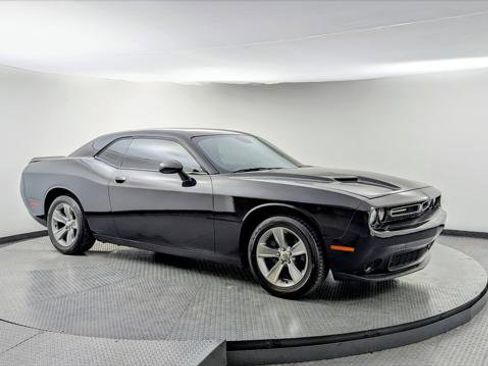 Used 2019 Dodge Challenger SXT image 10