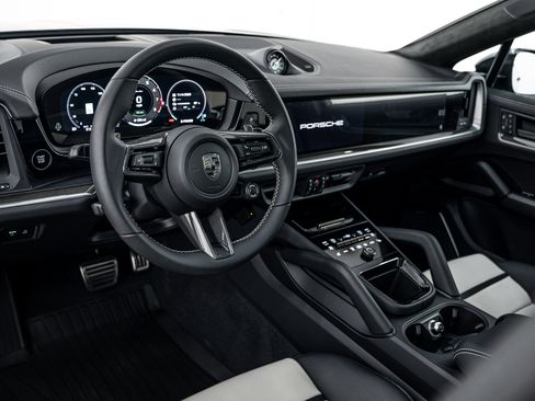 New 2026 Porsche Cayenne Turbo image 4