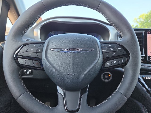 Used 2025 Chrysler Pacifica Limited FWD image 17