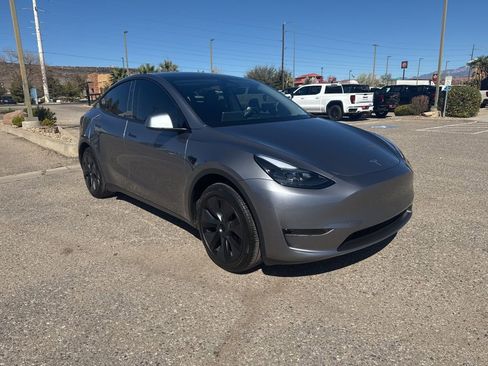 Used 2025 Tesla Model Y Long Range image 3