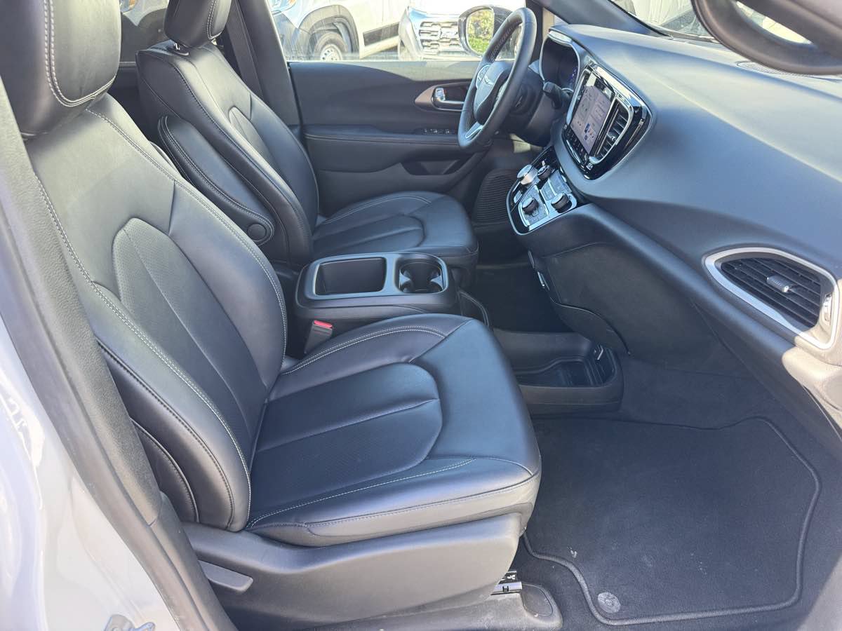 Used 2026 Chrysler Pacifica Select FWD image 16