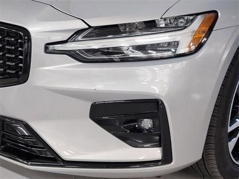 Used 2024 Volvo S60 B5 Core image 12