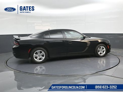 Used 2019 Dodge Charger SXT image 3