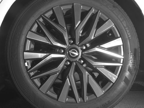 Used 2025 Nissan Altima 2.5 SV FWD image 14