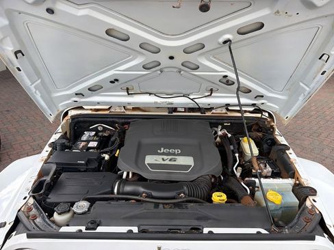 Used 2016 Jeep Wrangler Unlimited Sahara w/ Connectivity Group image 7