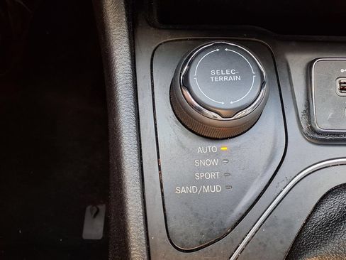 Used 2019 Jeep Cherokee Latitude Plus AWD/4WD image 22