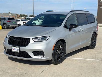 New 2026 Chrysler Pacifica Select