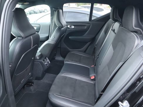 Used 2021 Volvo XC40 T4 R-Design w/ Advanced Package FWD image 11