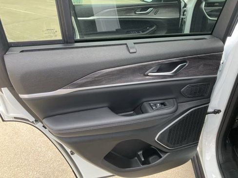 Certified 2022 Jeep Grand Cherokee Limited 4xe w/ Luxury Tech Group II AWD/4WD image 22