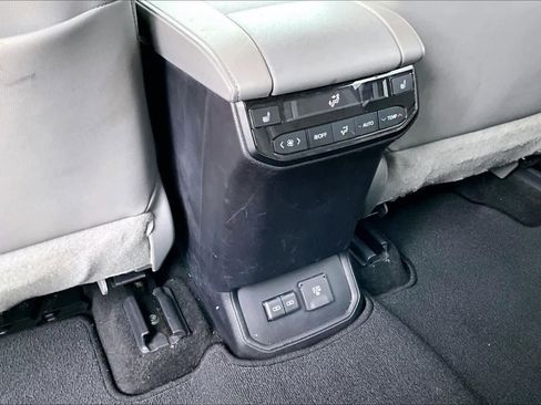Used 2023 Toyota Highlander Platinum FWD image 35