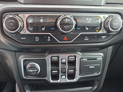 Used 2023 Jeep Wrangler Sport S image 31