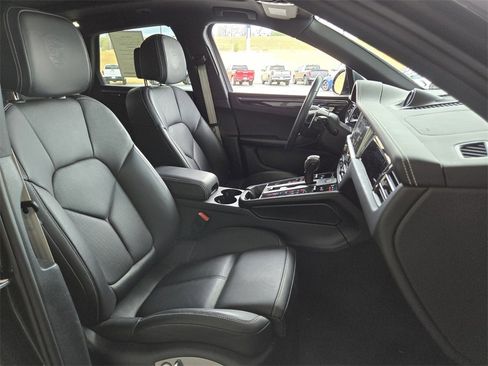 Used 2025 Porsche Macan image 23
