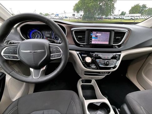 Used 2023 Chrysler Voyager LX FWD image 13
