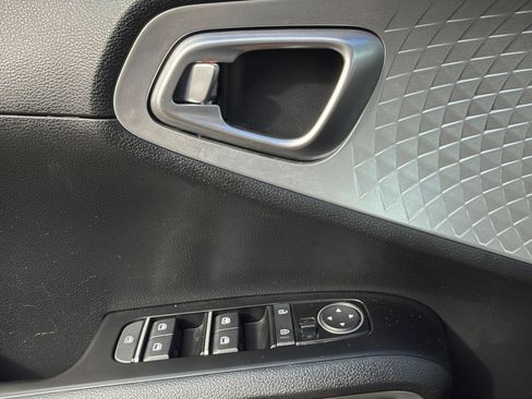 Used 2025 Kia Soul LX w/ LX Technology Package FWD image 18
