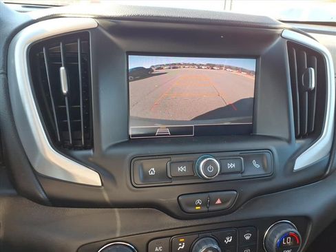 Used 2024 GMC Terrain SLE w/ Driver Convenience Package image 17