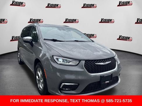 Used 2023 Chrysler Pacifica Limited AWD/4WD image 3