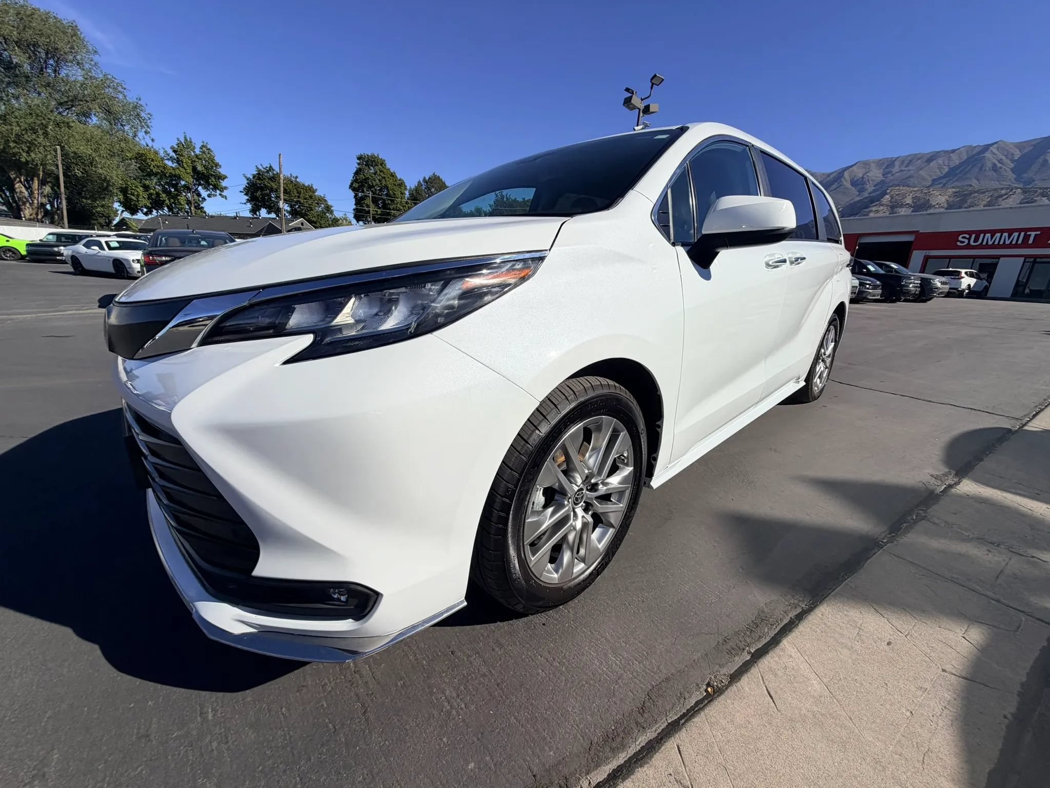 Used 2024 Toyota Sienna XLE w/ XLE Plus Package AWD/4WD image 8