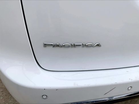 Used 2023 Chrysler Pacifica Touring-L image 30