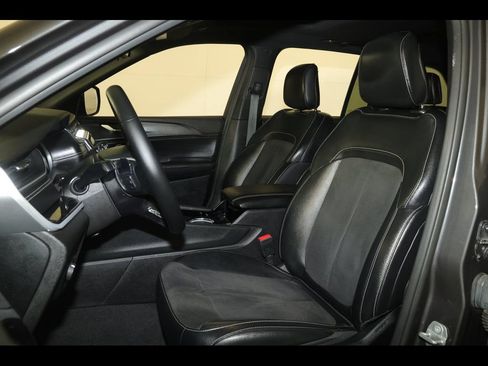 Used 2022 Jeep Grand Cherokee Altitude AWD/4WD image 18