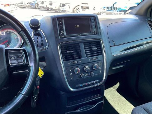 Used 2017 Dodge Grand Caravan SE FWD image 5
