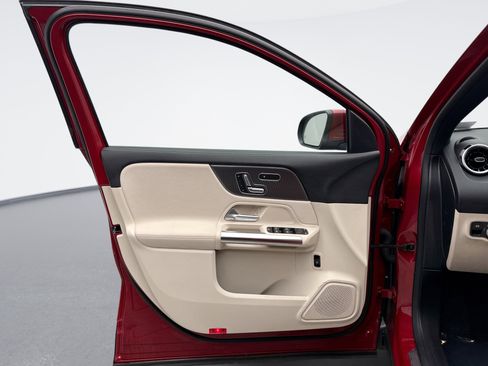 Used 2023 Mercedes-Benz GLA 250 4MATIC image 9