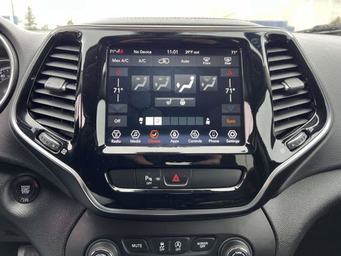 Used 2019 Jeep Cherokee Limited image 23