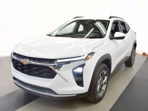 Used 2025 Chevrolet Trax LT w/ LT Convenience Package FWD image 4