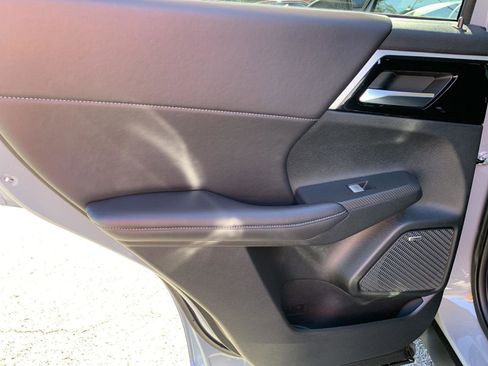 New 2025 Mitsubishi Outlander SE image 19