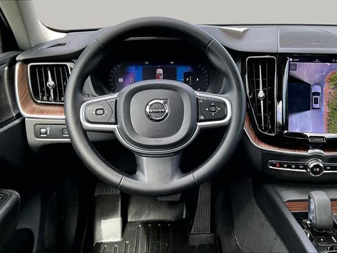 Used 2022 Volvo XC60 B5 Momentum w/ Advanced Package FWD image 6