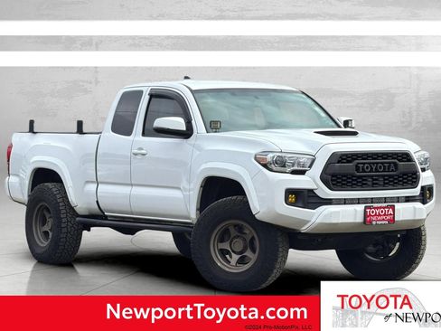Used 2017 Toyota Tacoma TRD Sport AWD/4WD image 1