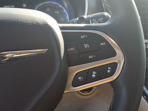 Used 2024 Chrysler Pacifica Touring-L image 16