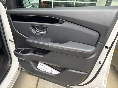 Used 2025 Honda Pilot TrailSport image 7