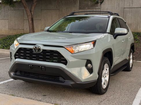 Used 2019 Toyota RAV4 XLE w/ Convenience Package image 3