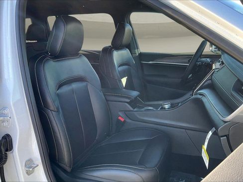 New 2025 Jeep Grand Cherokee L Limited w/ Black Appearance Package image 10