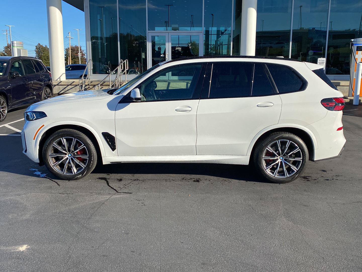 Used 2025 BMW X5 xDrive40i w/ M Sport Package AWD/4WD image 6