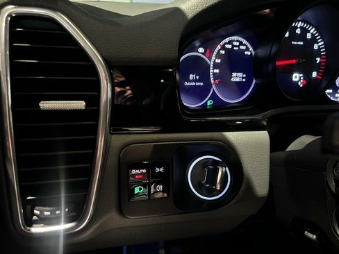 Used 2021 Porsche Cayenne AWD/4WD image 15