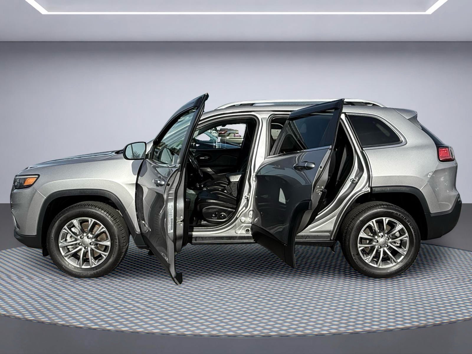 Used 2019 Jeep Cherokee Latitude Plus w/ Cold Weather Group AWD/4WD image 12