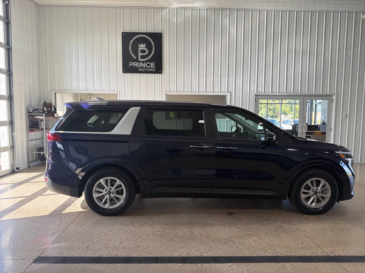 Used 2024 Kia Carnival LX FWD image 6