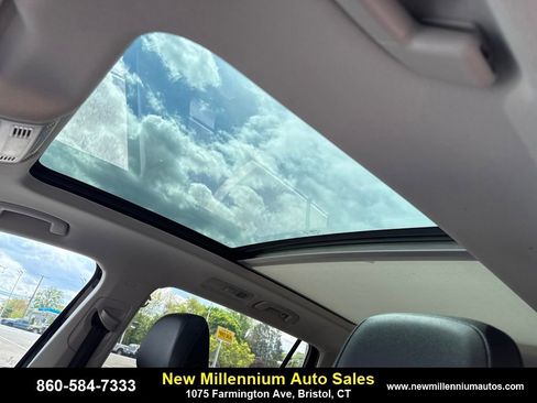 Used 2019 Volkswagen Tiguan SE w/ Panoramic Sunroof Package AWD/4WD image 13