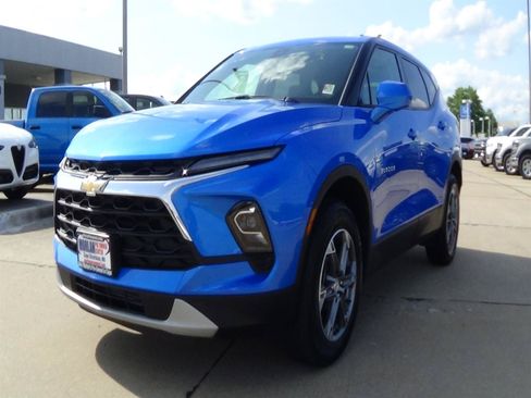 Used 2025 Chevrolet Blazer LT FWD image 2