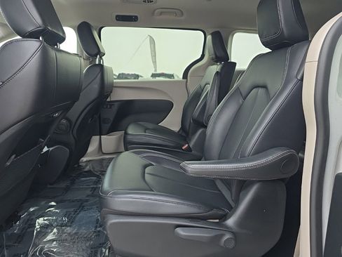 Used 2024 Chrysler Pacifica Select image 14