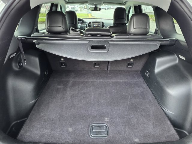 Used 2019 Jeep Cherokee Trailhawk AWD/4WD image 13