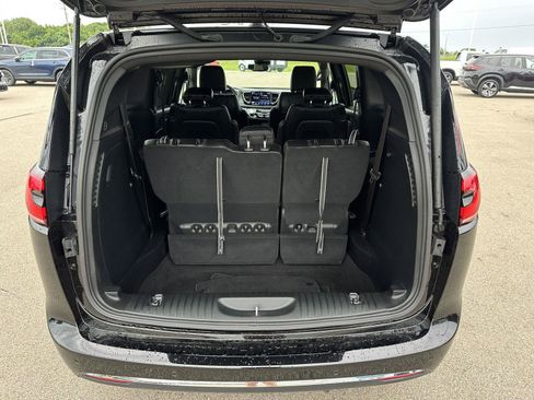 Used 2025 Chrysler Pacifica Select FWD image 4