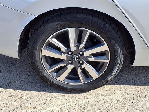 Used 2023 Nissan Versa SV image 9