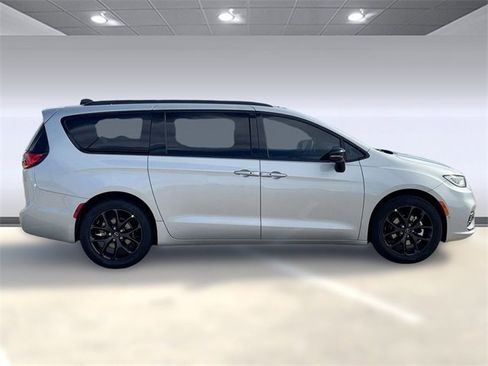 New 2026 Chrysler Pacifica Select image 7